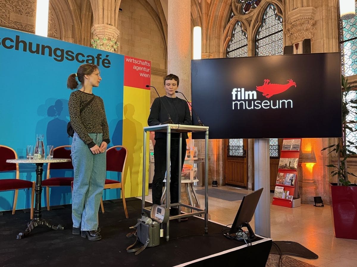 Stefanie Zingl und Anna Högner präsentieren das Amateurfilmprojekt Abenteuer Alltag beim Wiener Forschungsfest 2025. (Foto: Eva Czernohorskzy)