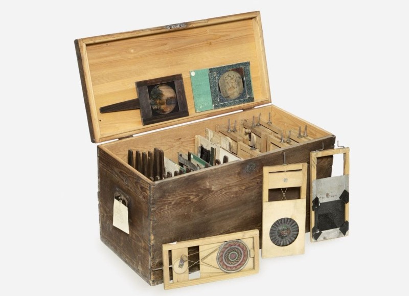 39 teils bewegliche Schiebebilder für die Laterna Magica in der Originaltruhe, 1860-1880 (Foto: ÖFM © Robert Newald)