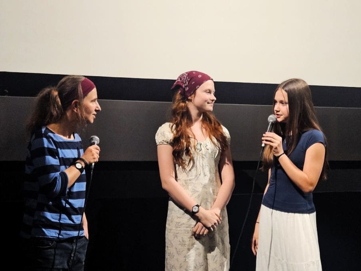 Anna Vasof und Schülerinnen der Klasse 3AB des BRG Wien III Boerhaavegasse im Rahmen von Jugendliche Programmieren 2025 (Foto: ÖFM © Anna Dohnalek)