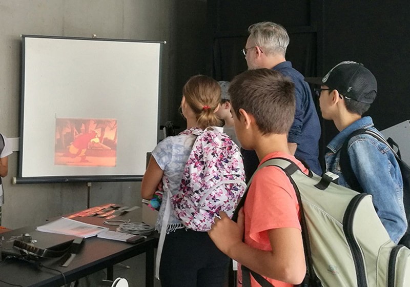 Raoul Schmidt mit Klassen des BRG Seestadt (© Hanna Schimek)