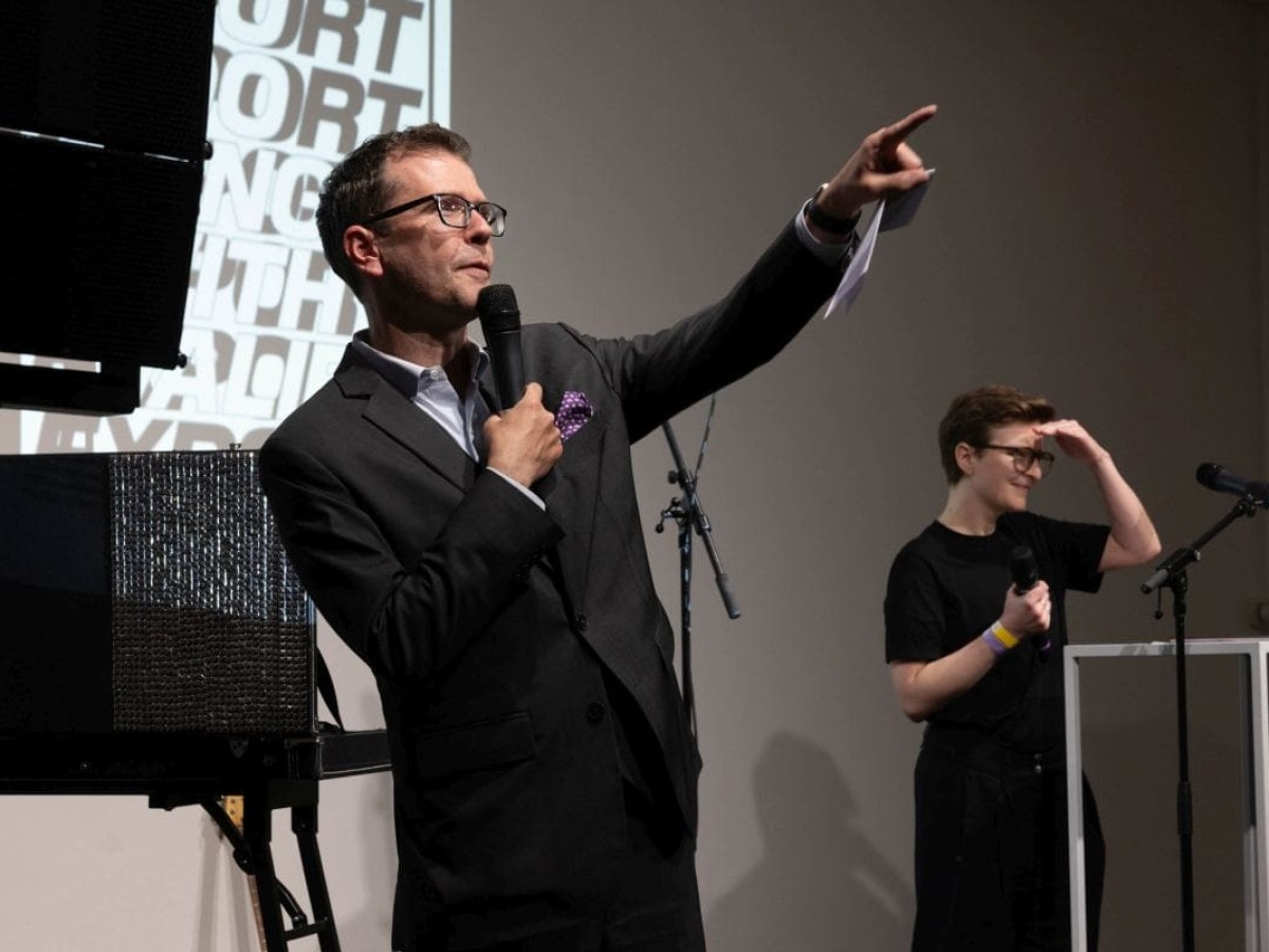 Michael Loebenstein und Katharina Müller bei der Präsentation des Buches How to Do Things with VALIE EXPORT im Belvedere 21 im Mai 2025 (Foto: eSeL.at - Lorenz Seidler)