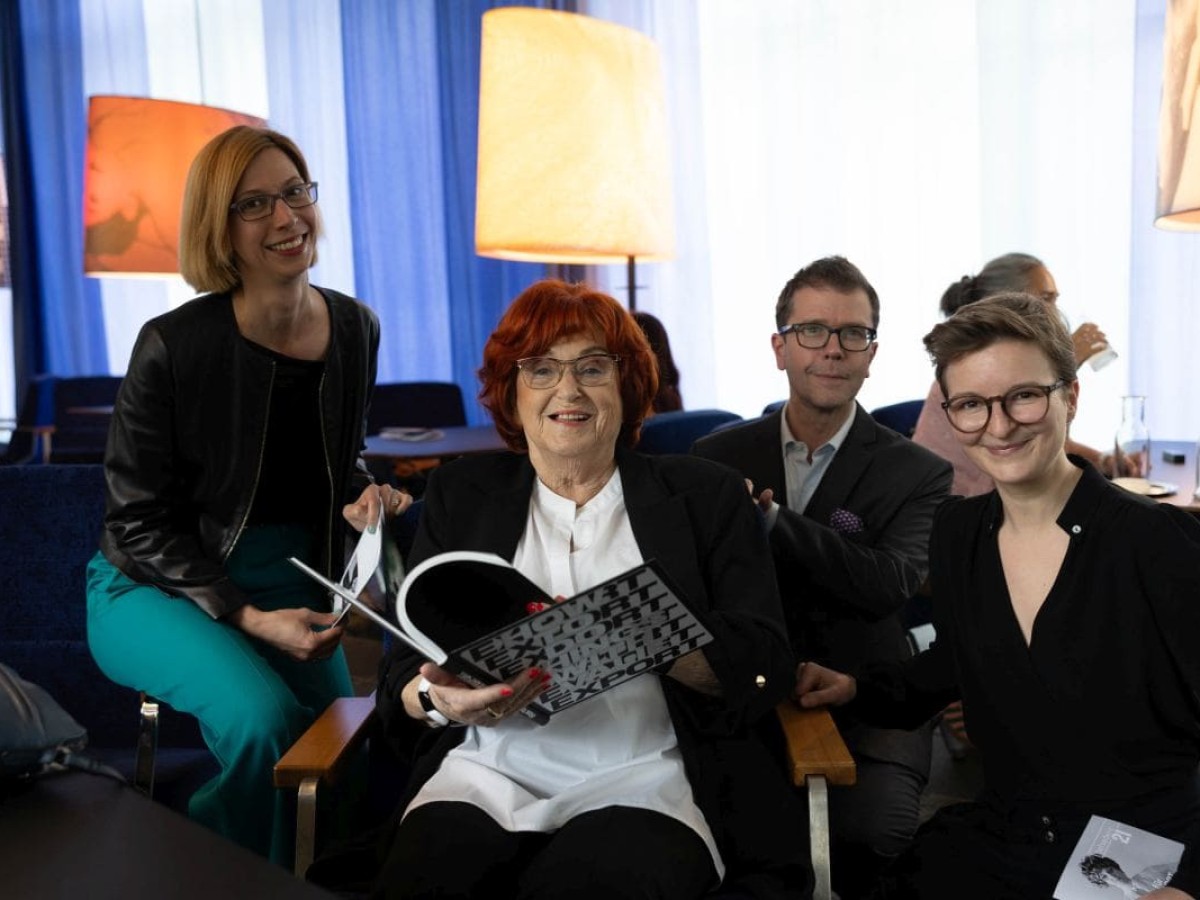 Eszter Kondor, VALIE EXPORT, Michael Loebenstein, Katharina Müller bei der Präsentation des Buches How to Do Things with VALIE EXPORT im Belvedere 21 im Mai 2025 (Foto: eSeL.at - Lorenz Seidler)