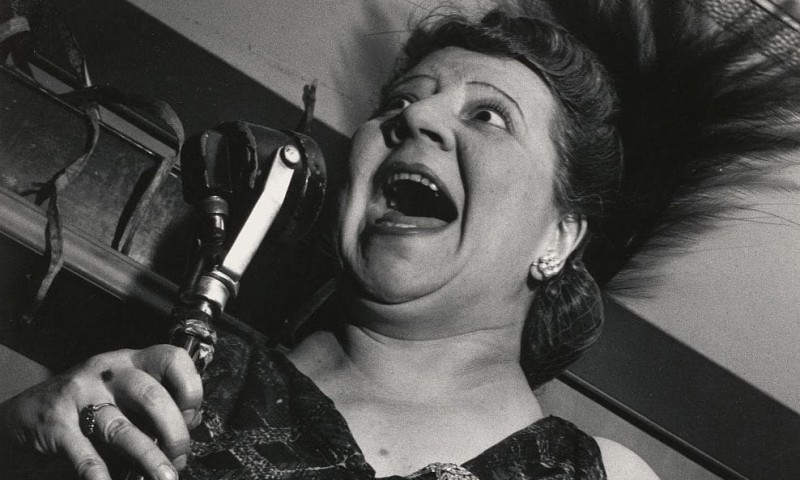 Lisette Model: Sängerin im Cafe Metropole, New York City, 1946 [Ausschnitt] ALBERTINA, Wien © Estate of Lisette Model, courtesy baudoin lebon and Avi Keitelman