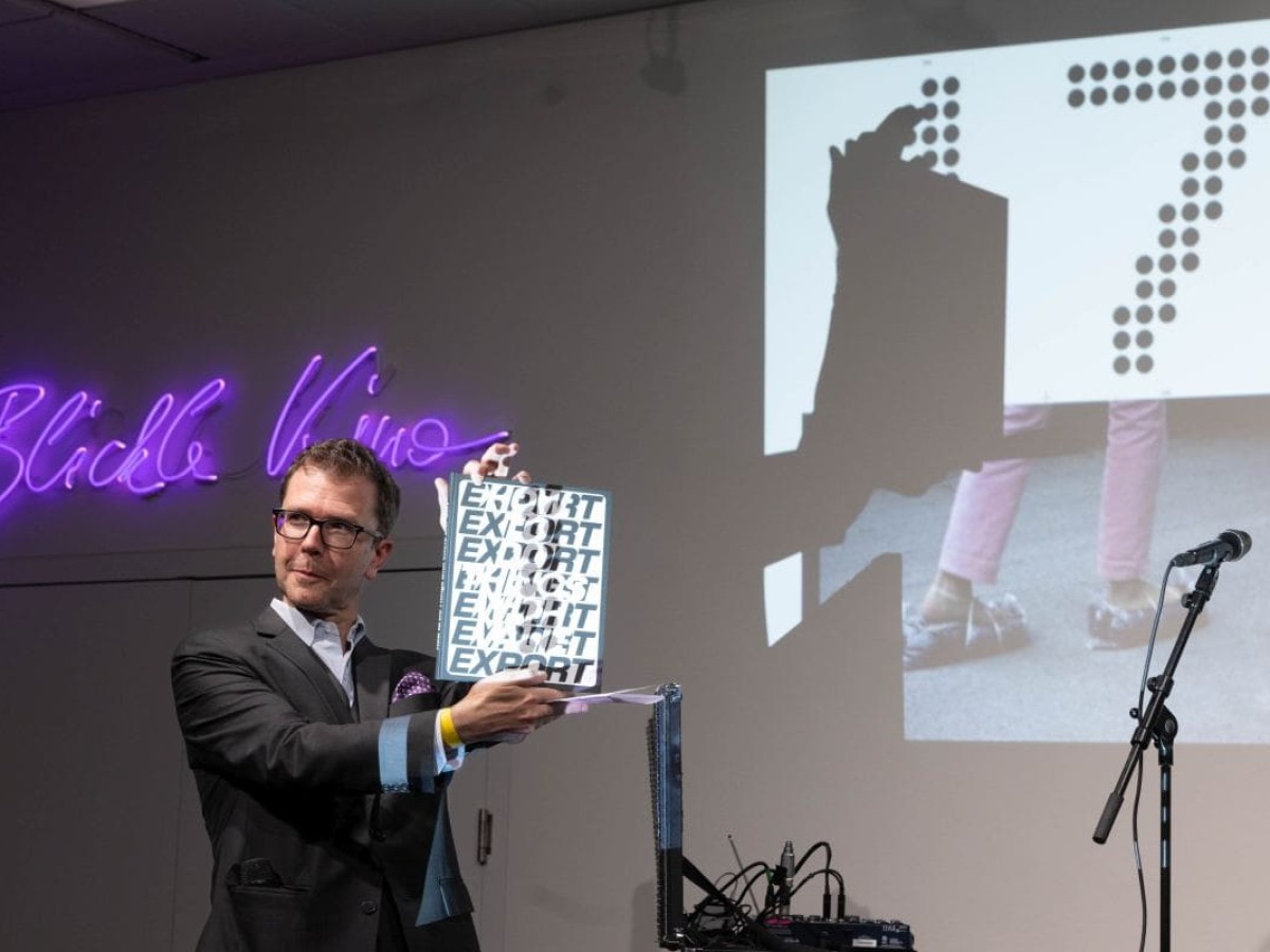 Michael Loebenstein bei der Präsentation des Buches How to Do Things with VALIE EXPORT im Belvedere 21 im Mai 2025 (Foto: eSeL.at - Lorenz Seidler)