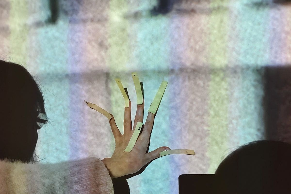 Studierende in der LV "DA SCHAU HER! Alltagsbeobachtungen mit Amateurfilm", TFM, WiSe 2025/26 © Hanna Schimek