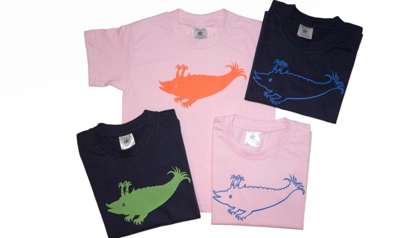 Kinder-Shirts in unterschiedlichen Farben mit Filmmuseums-Logo